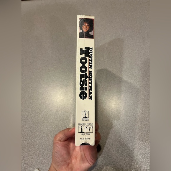 Dustin Hoffman’s Tootsie VHS tape - new in seal - Picture 4 of 5